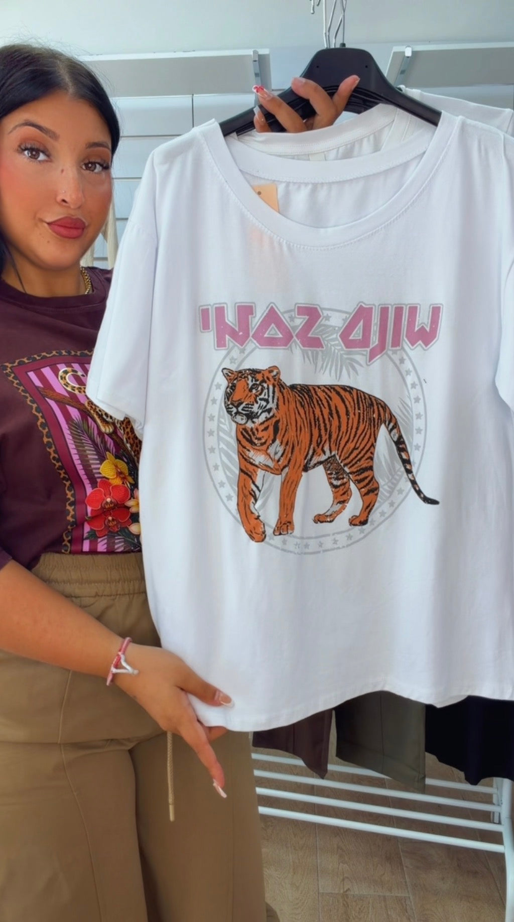 Camiseta blanca tigre rosa