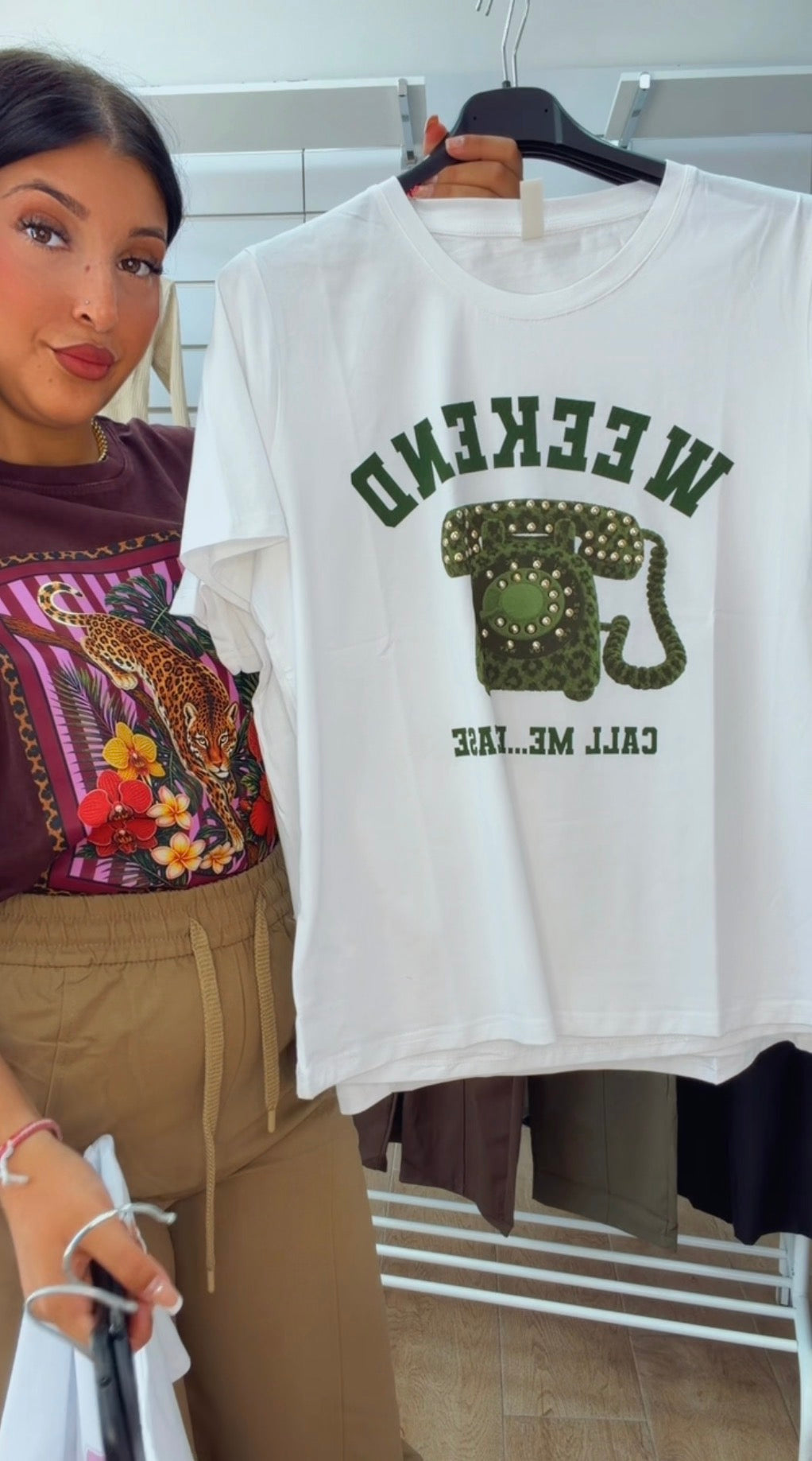 Camiseta blanca teléfono